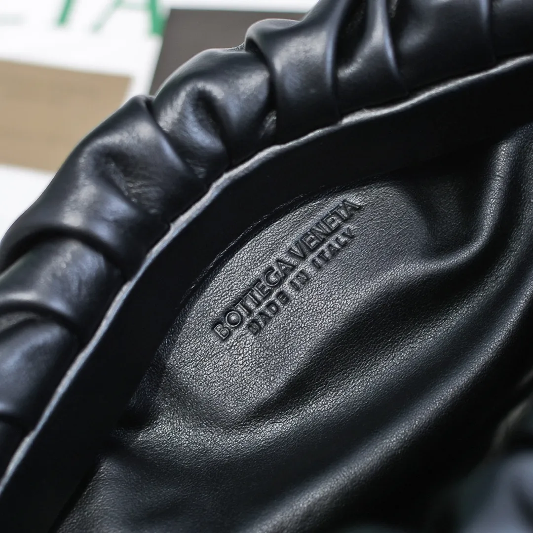 2020 new products will continue to upgrade the cloud bag to the вoттega veneтa chain cloud bag. It is still developed with imported original leather as standard. This hardware chain needs to be light on the upper body and can only be made of all-steel material. It is made of hollowed metal. You don’t have to worry about its weight. Major celebrity fashion bloggers have used it to attend fashion shows. Who can resist the charm of this large gold chain [smile] Style number: 6708# Size: 30*16*12